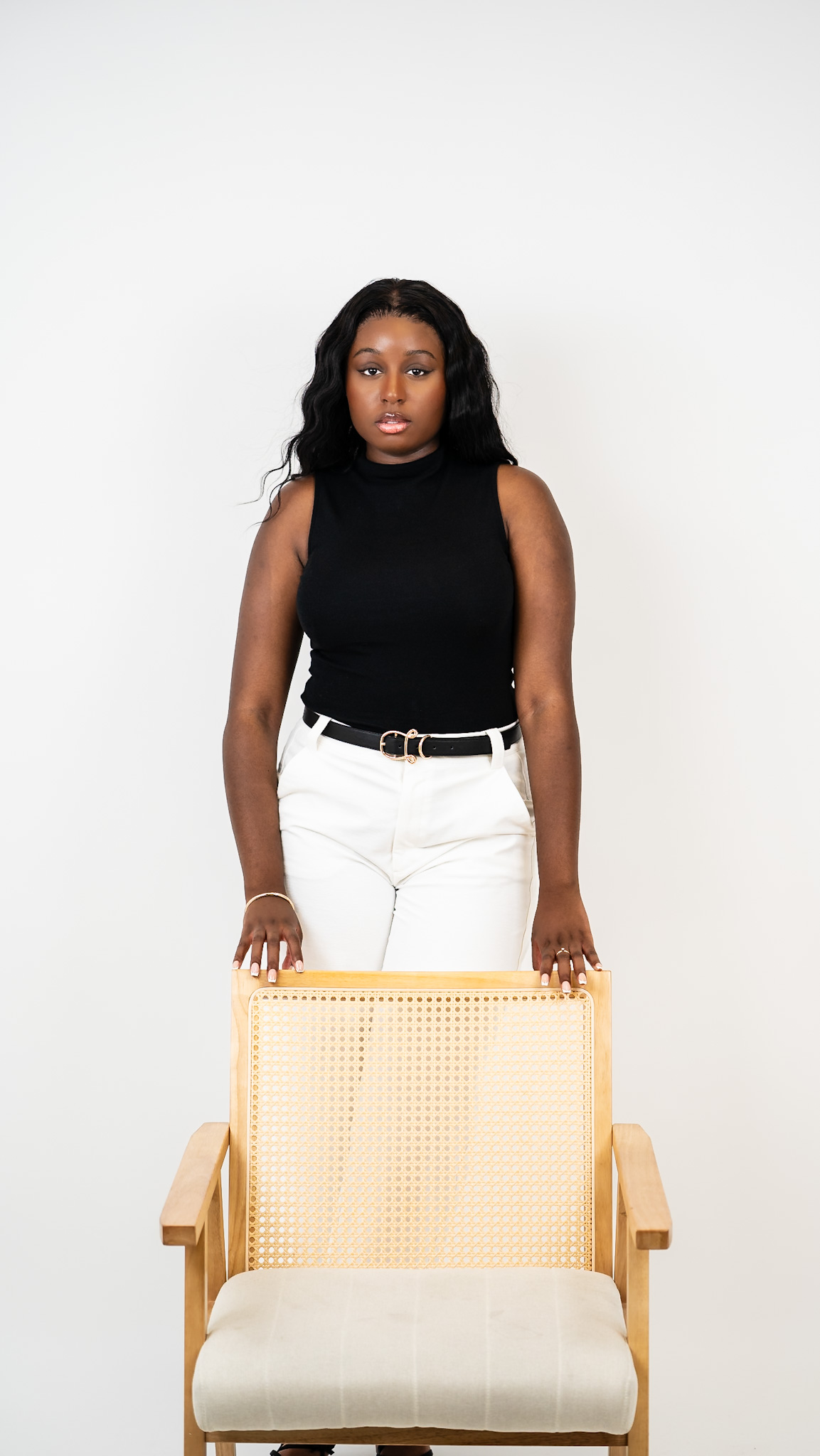 Marine Ngoubas, wedding planner, derrière une chaise en cannage
